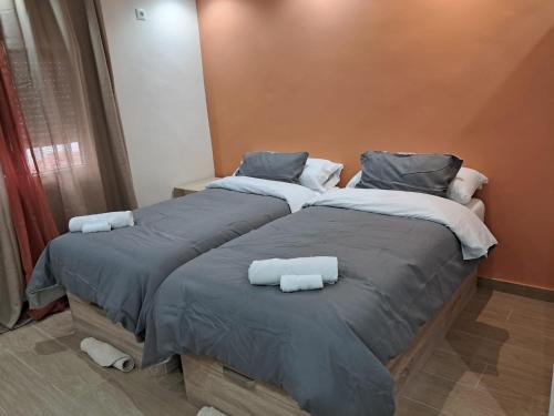 two beds sitting next to each other in a room at HC Home in Algeciras
