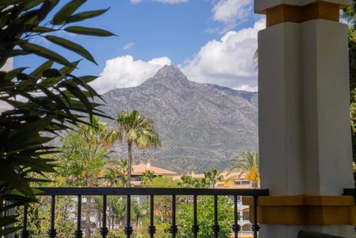 MARBELLA BANUS SUITES - Banús-Nueva Andalucía - Premium Renovated 2BR - 2BA Apartment - Outdoor Terrace w Mountain Views - Brand-New Furniture, Décor & Appliances - Dama de Noche Urb- S Pools - Only 1,5 K m from Puerto Banús - Ideal for Familie