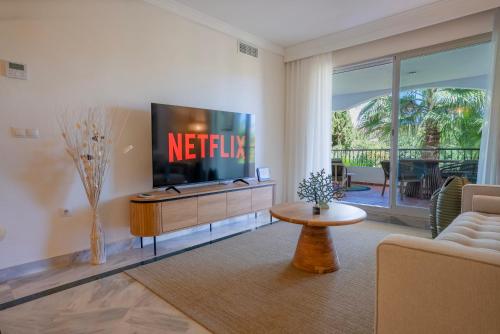 MARBELLA BANUS SUITES - Banús-Nueva Andalucía - Premium Renovated 2BR - 2BA Apartment - Outdoor Terrace w Mountain Views - Brand-New Furniture, Décor & Appliances - Dama de Noche Urb- S Pools - Only 1,5 K m from Puerto Banús - Ideal for Familie