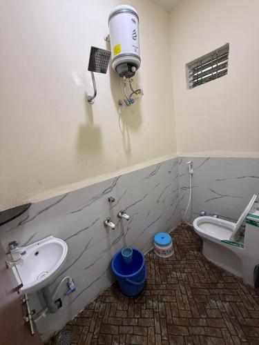 a bathroom with a sink and a toilet at Shada Shiv Heritage, Omkareshwar in Godarpura