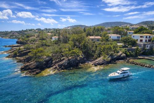 Villa provençale authentique front de mer piscine et plage privée