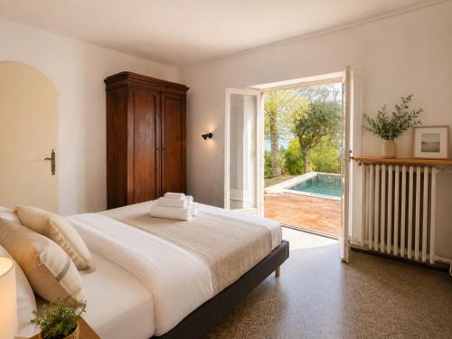 Villa provençale authentique front de mer piscine et plage privée