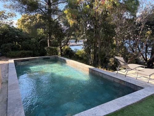 Villa provençale authentique front de mer piscine et plage privée