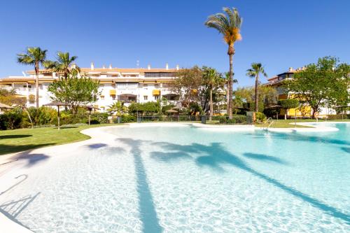 MARBELLA BANUS SUITES - Banús-Nueva Andalucía - Premium Renovated 2BR - 2BA Apartment - Outdoor Terrace w Mountain Views - Brand-New Furniture, Décor & Appliances - Dama de Noche Urb- S Pools - Only 1,5 K m from Puerto Banús - Ideal for Familie