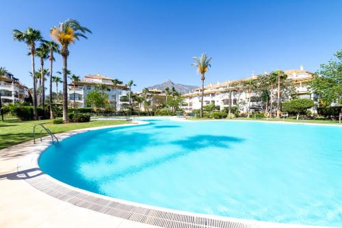 MARBELLA BANUS SUITES - Banús-Nueva Andalucía - Premium Renovated 2BR - 2BA Apartment - Outdoor Terrace w Mountain Views - Brand-New Furniture, Décor & Appliances - Dama de Noche Urb- S Pools - Only 1,5 K m from Puerto Banús - Ideal for Familie