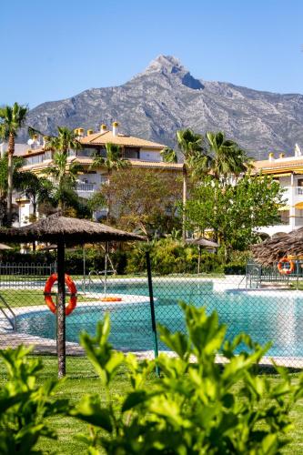 MARBELLA BANUS SUITES - Banús-Nueva Andalucía - Premium Renovated 2BR - 2BA Apartment - Outdoor Terrace w Mountain Views - Brand-New Furniture, Décor & Appliances - Dama de Noche Urb- S Pools - Only 1,5 K m from Puerto Banús - Ideal for Familie