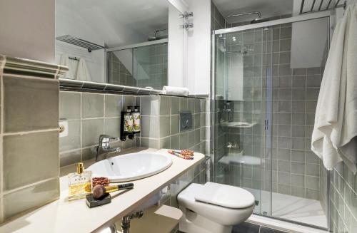 ein Badezimmer mit Toilette, Waschbecken und Dusche in der Unterkunft Hotel Sant Roc in Calella de Palafrugell