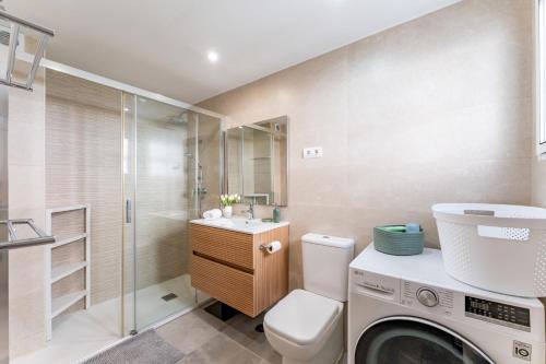 2 bed Apartment - Beachfront with Roof Terrace - Pass the Keys