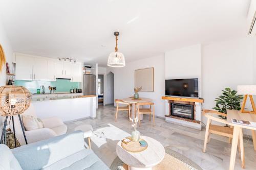 2 bed Apartment - Beachfront with Roof Terrace - Pass the Keys