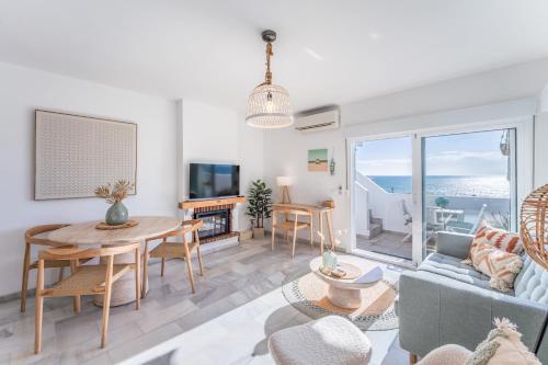 2 bed Apartment - Beachfront with Roof Terrace - Pass the Keys