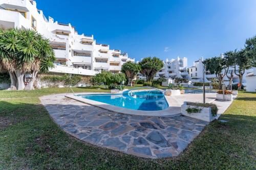 2 bed Apartment - Beachfront with Roof Terrace - Pass the Keys