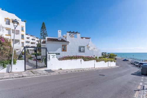 2 bed Apartment - Beachfront with Roof Terrace - Pass the Keys