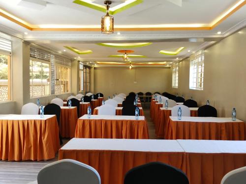 eine Vorbereitung für ein Bankett in einem Bankettsaal in der Unterkunft Miriito's Hotel in Kisii