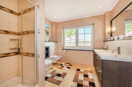 a bathroom with a toilet and a sink and a shower at Ferienwohnung Auszeit am Meer in Koserow