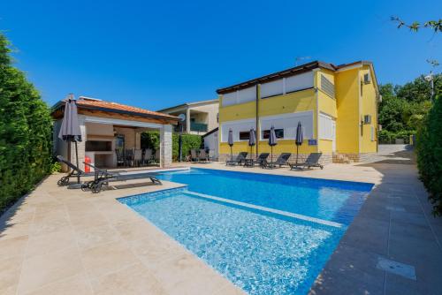 Zely Apartments with Outdoor Pool