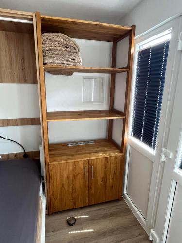 a cupboard in a tiny house with a microwave at Ferienwohnung Zum Eifelelch in Daun