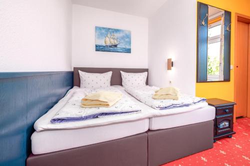 two twin beds in a room with at Dünenrose in Thiessow