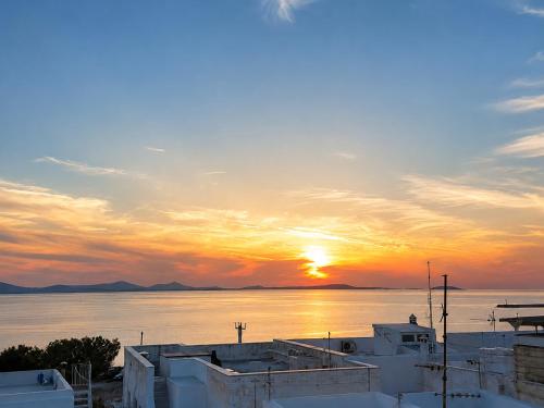 Island Flavor - Naxos Seaview Retreat with Balcony
