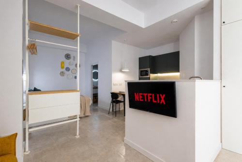 CASA FLORIT - Ceramic Homes - 4 Guest - AC WiFi - Near Sorolla Train Station