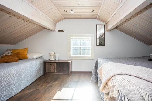 a bedroom with two beds and a window at Kasukkatie 2B in Tahkovuori