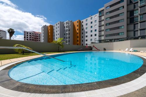 Sky View - Spacious Stay with Pool & Gym