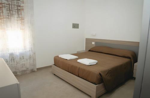 a bedroom with a bed with two towels on it at Casa vacanza Via Roma 103 in Crotone
