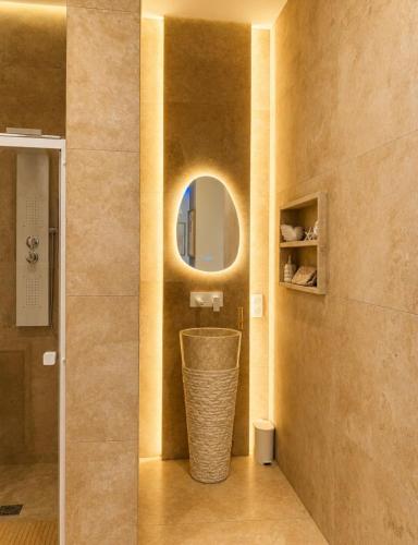 a hallway with a mirror and a wicker trash can at Sanctuaire bien-être in Sélestat