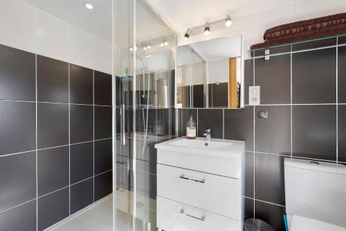 a bathroom with a sink and a shower at La maisonette Ti Arzou in Le Conquet