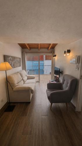 a living room with a couch and a chair at Atico el Wiro in Puerto