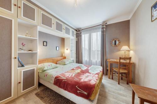 a bedroom with a bed and a table and a desk at Chambres D'hôtes De Kersehen in Plouider
