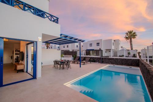 Villa Kalandraka close to Marina, Sea Views, AC, heated pool