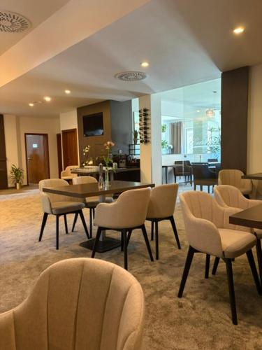 ein Restaurant mit Stühlen und einem Tisch und einem Esszimmer in der Unterkunft HOTEL CENTRUM with free parking in Nitra