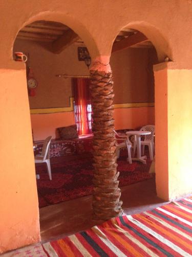 a room with a stone pillar in a room at Luna del fuego in Ifri