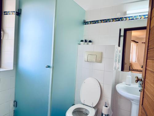 Seaview studio apartment sleeps 3 with pool