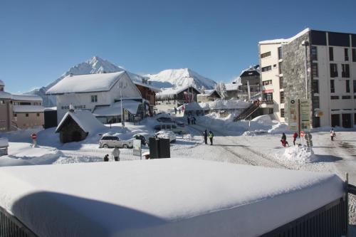 a town covered in snow with buildings and people at Le Christiania in Saint-Lary-Soulan