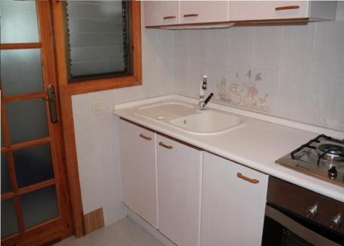 Kuchyň nebo kuchyňský kout v ubytování Apartamentos Rayos de Sol