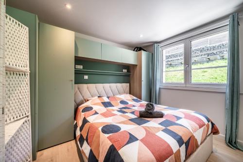 a bedroom with a bed and a window at Alpine ski apartment - Petit Chatel in Châtel
