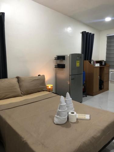 Un pat sau paturi într-o cameră la Feels like Home