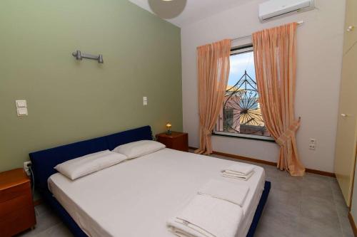 a bedroom with a large bed and a window at Spacious 2 Bd Balcony Apt in Preveza in Preveza