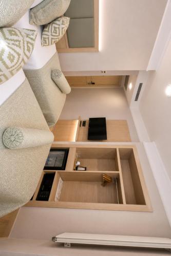 una habitación en el ático con un fregadero en una cocina en Zagreb Hotel, en Estambul