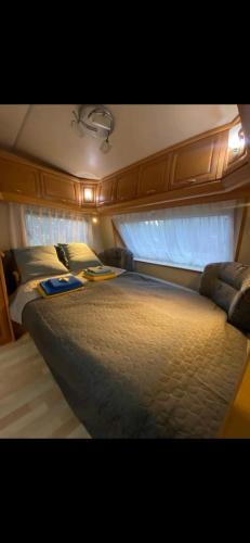 a large bed in the middle of a room at Caravana Camping Coelius in Miramar