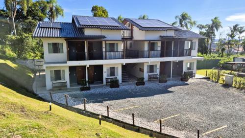 a house with solar panels on top of it at Ipê Eco Village, Apartamentos perto do Beto Carrero in Penha