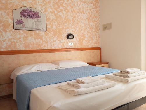 Llit o llits en una habitació de Hotel Serenella