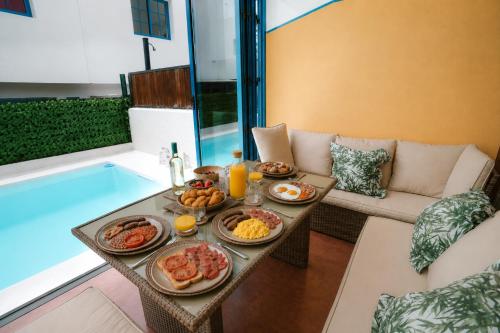 Villa Apapache with Private Heated Pool and Beach - 5 Min Walk