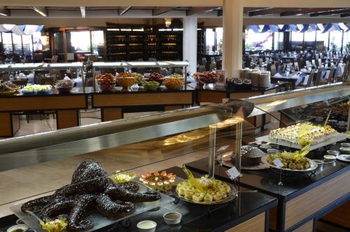 凯麦尔Emelda Sun Club的包含多种不同种类甜点的自助餐