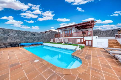 Villa Los Yeyos - Ocean views, Pool, BBQ and Billiard By Lanzarote Vacation Homes