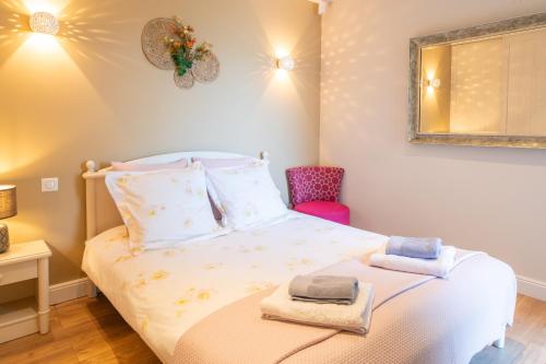 a bedroom with a bed with towels on it at U Scogliu Escale De Rêve in Poggio-dʼOletta