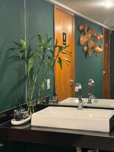 a bathroom with a sink and a large mirror at BLUE SUNSET PREMIUM - Flat Beira Mar para até 5 pessoas - Cabo Branco - Piscina Rooftop in João Pessoa