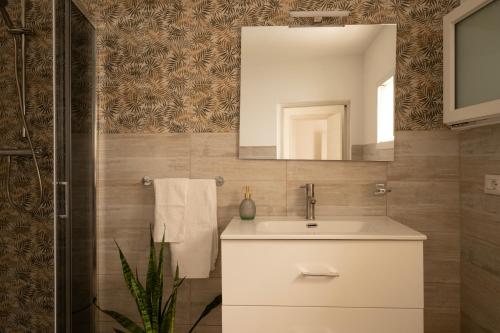 a bathroom with a sink and a mirror at Sarmalia 32 a pochi passi dal centro di Nardò in Nardò