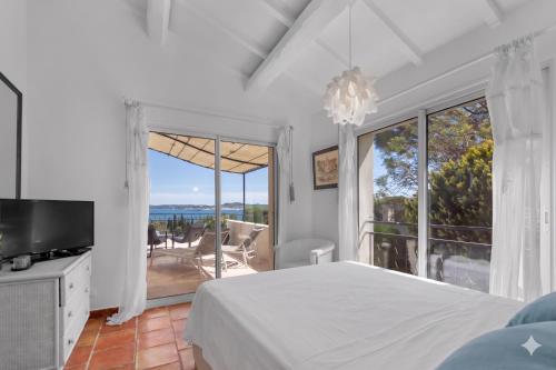 Villa"La Chantyviere" vue Exceptionnelle 180 degrés sur Golf Tropez, accès plage privée